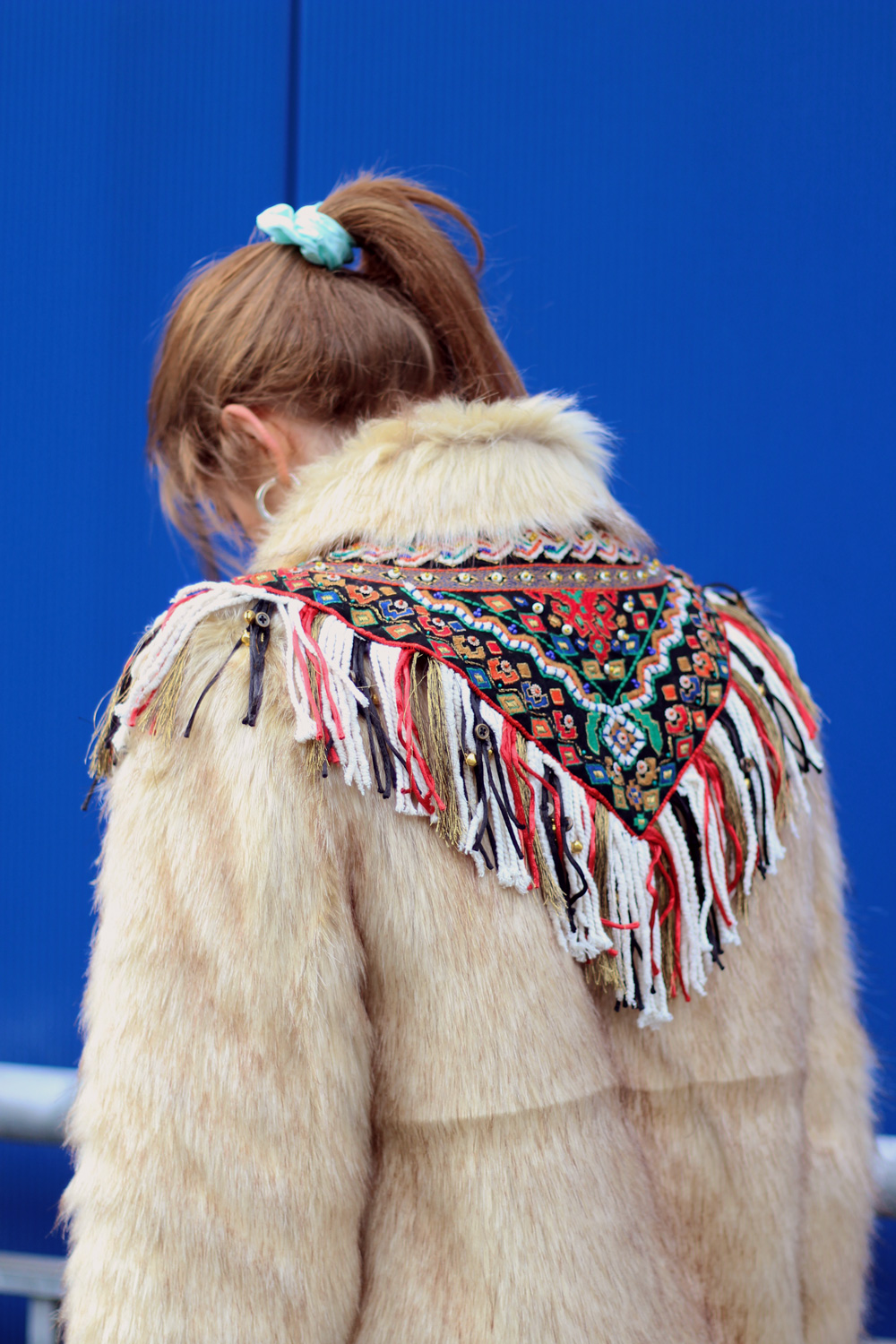 Abrigo abalorios, bordados y flecos estilo boho chic Zara- Martina Lubián