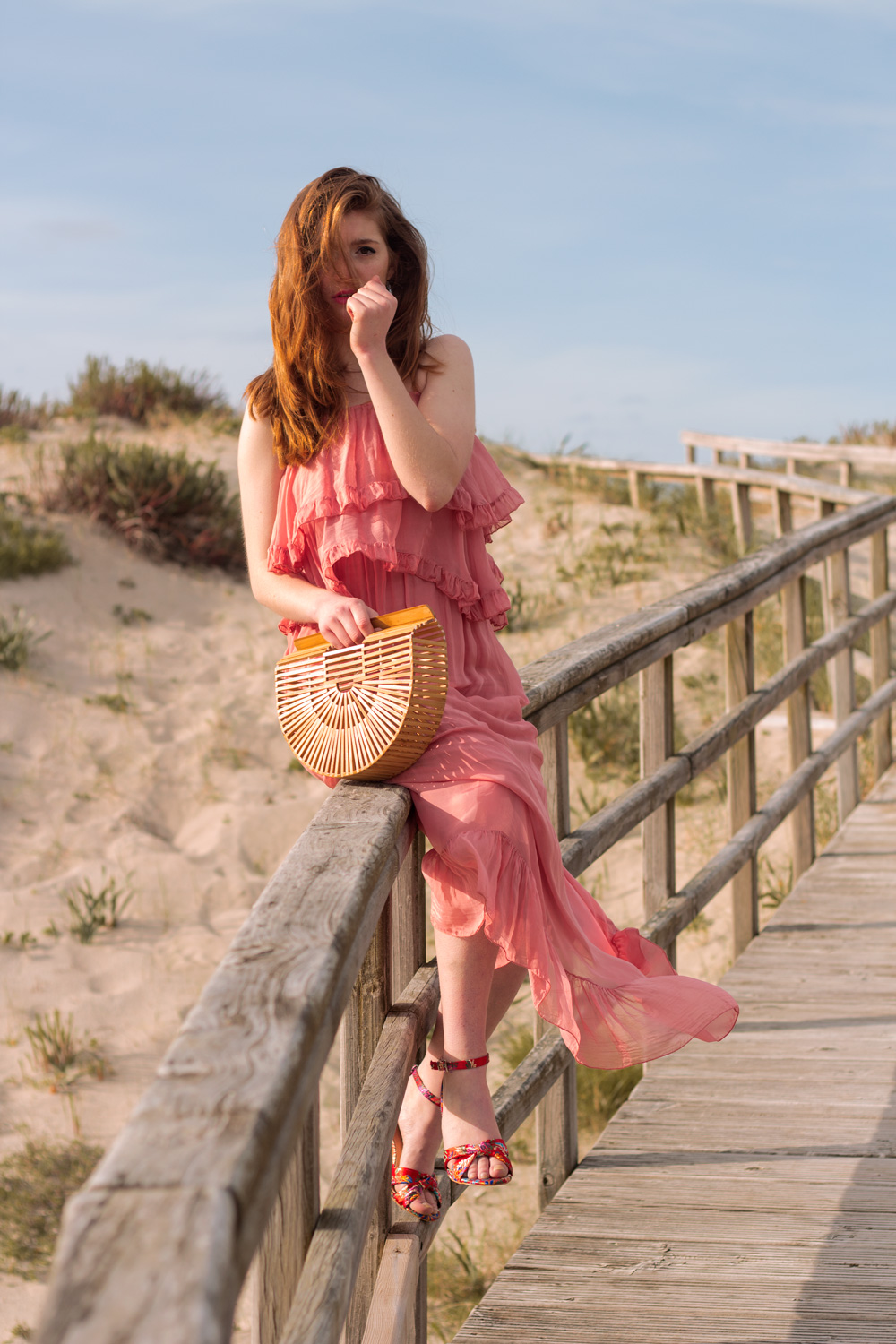 Vestido rosa, bolso madera y sandalias rojas con bordados: Top Queens Coruña- Martina Lubián